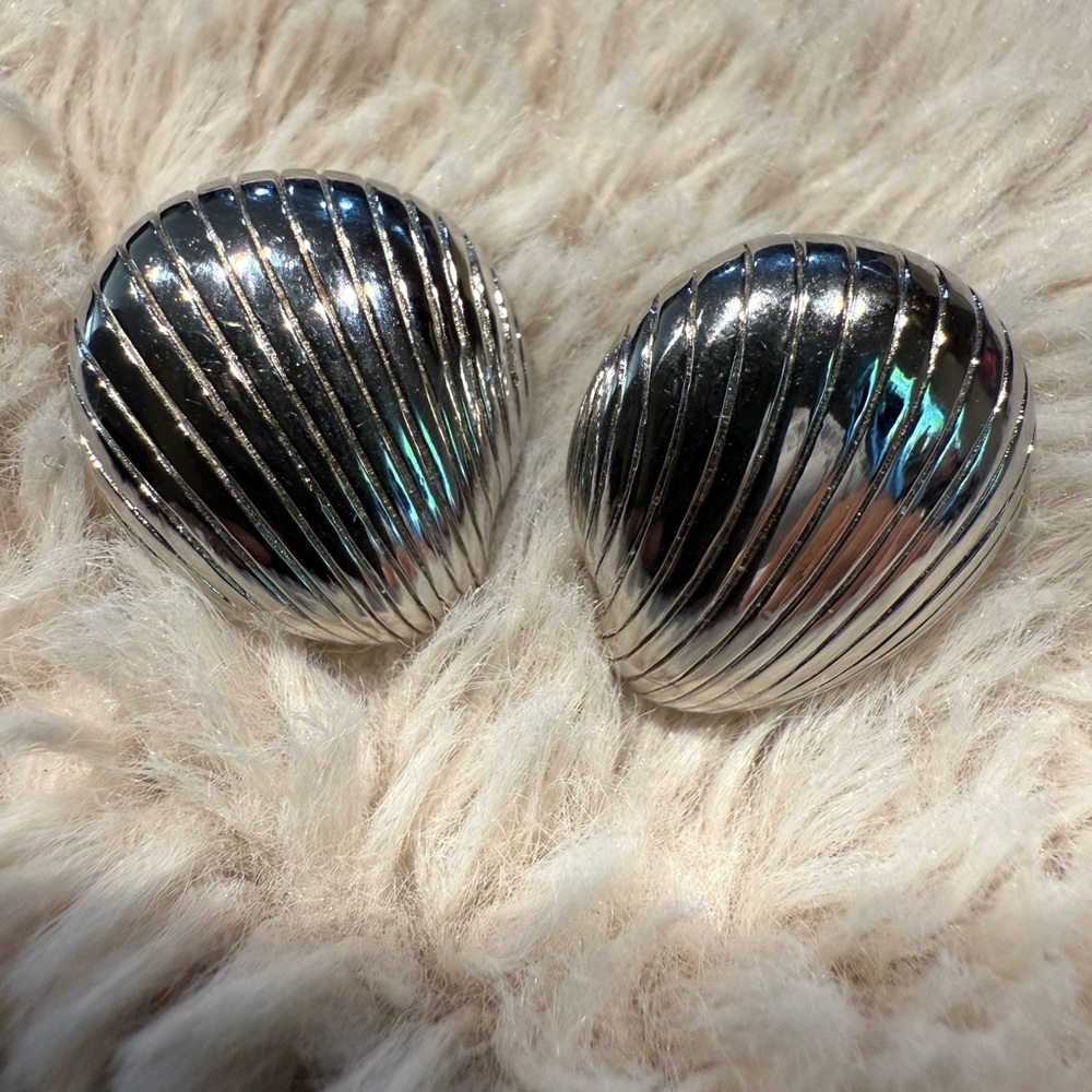 Vtg Signed‎ MONET Clamshell Silver tone Clip Earrings Puffy Nautical Scalloped